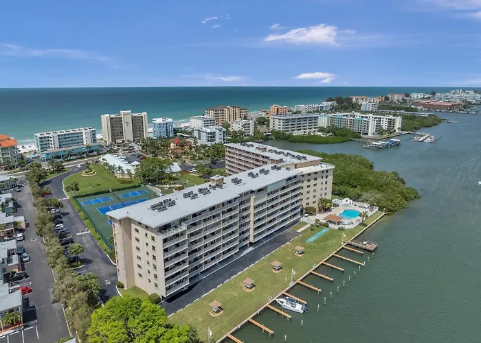 Bayshore Yacht&tennis Club 616 *